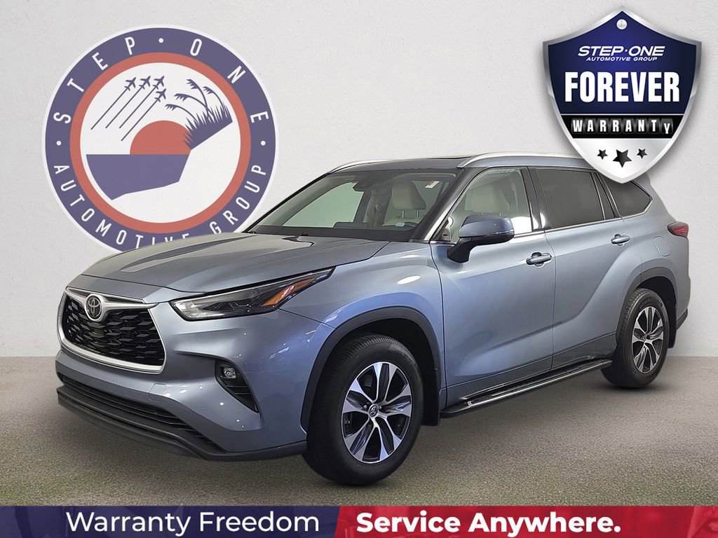 Used 2022 Toyota Highlander XLE FWD image 2