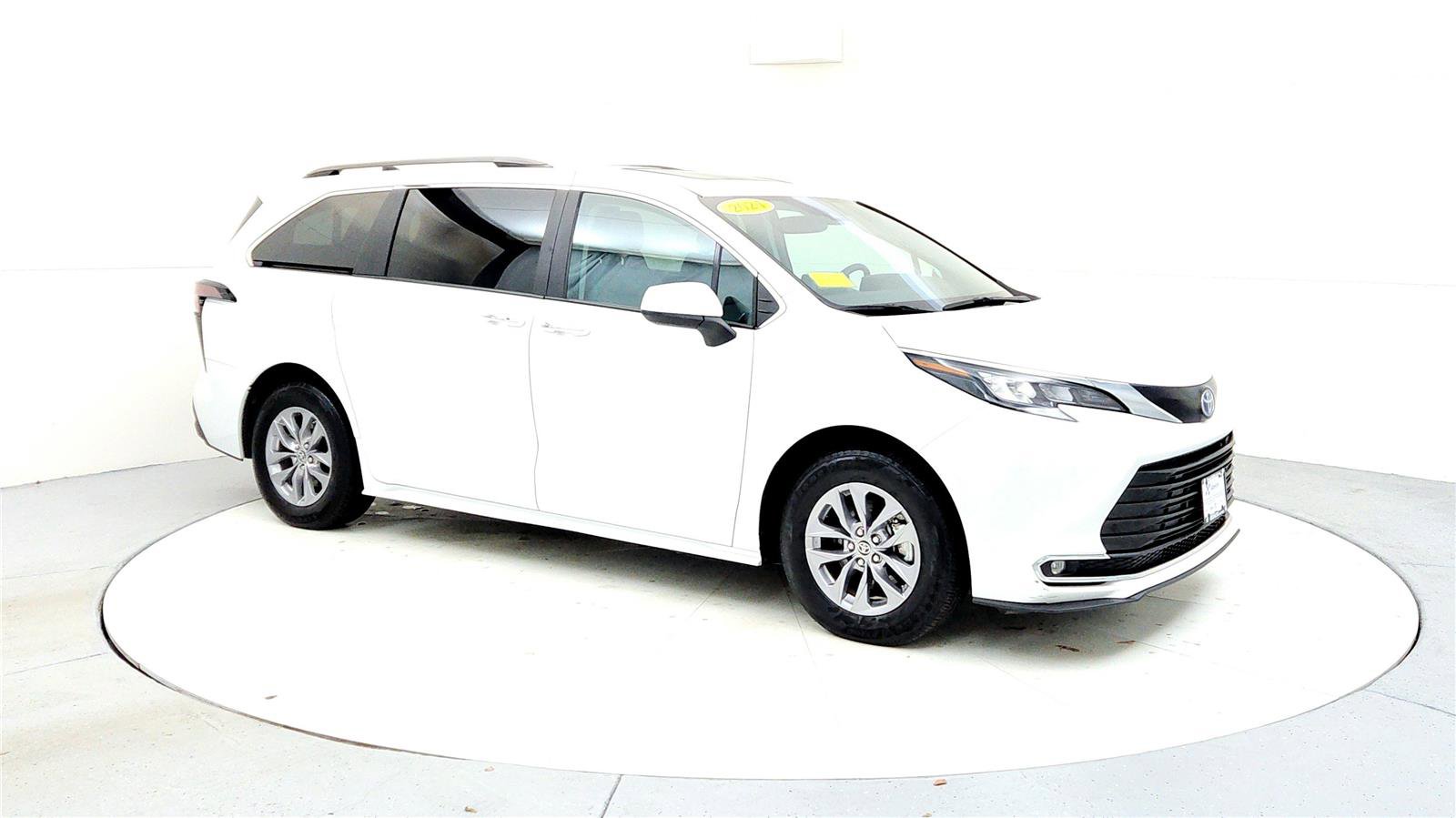 Certified 2024 Toyota Sienna XLE image 7
