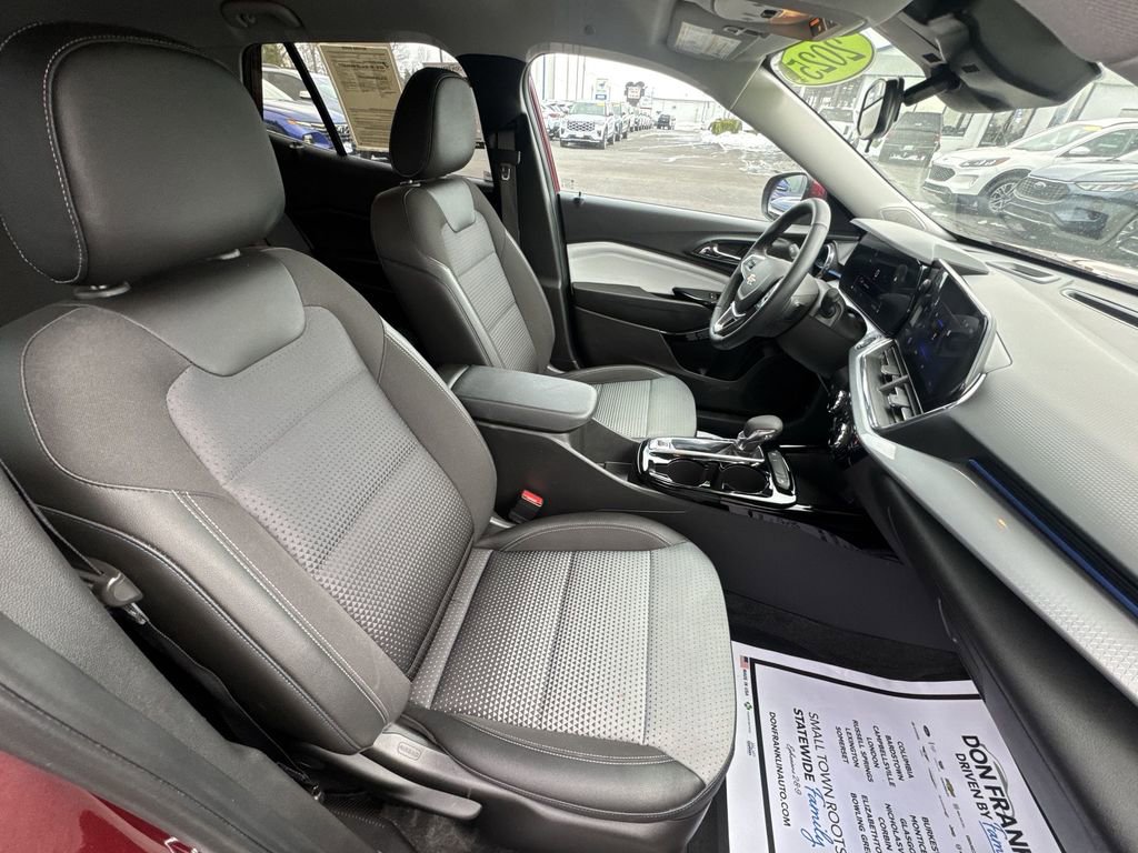 Used 2025 Chevrolet Trax LT w/ LT Convenience Package image 24