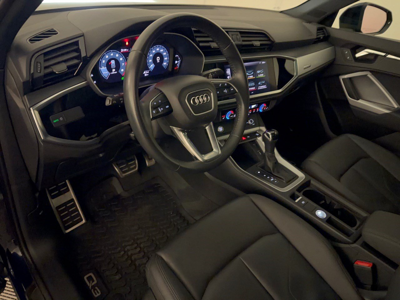 Used 2020 Audi Q3 2.0T Premium w/ Convenience Package AWD/4WD image 4