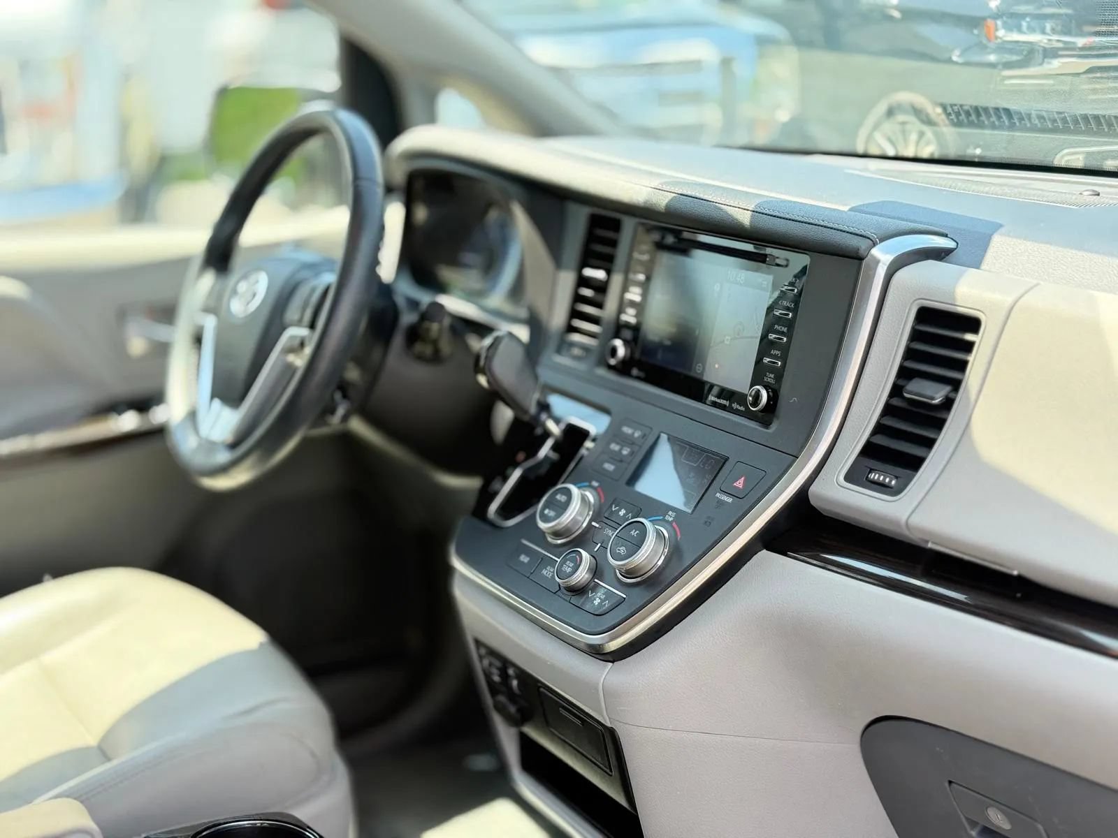 Used 2019 Toyota Sienna XLE w/ XLE Navigation Package FWD image 26