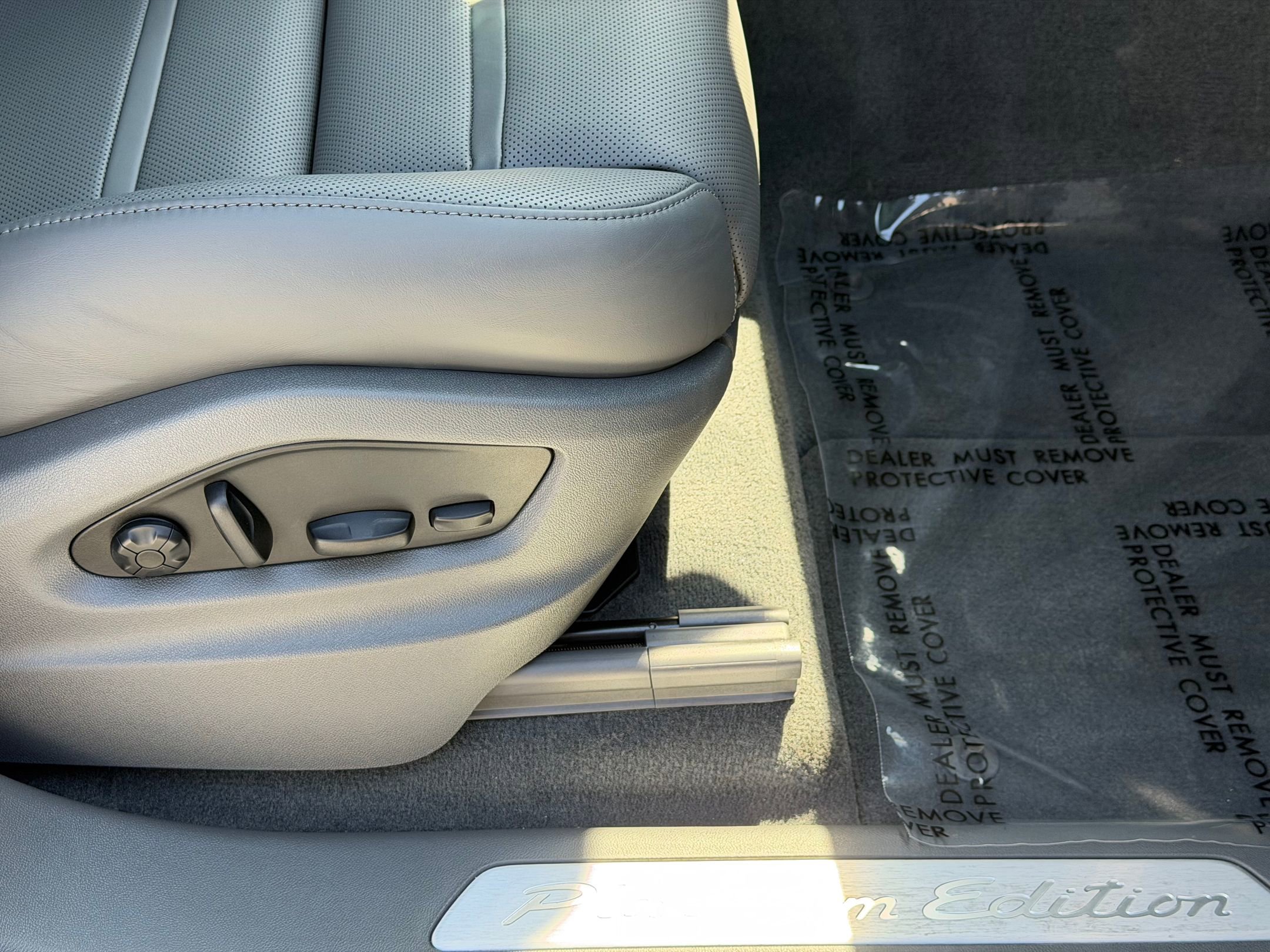 Certified 2023 Porsche Cayenne Platinum Edition image 16