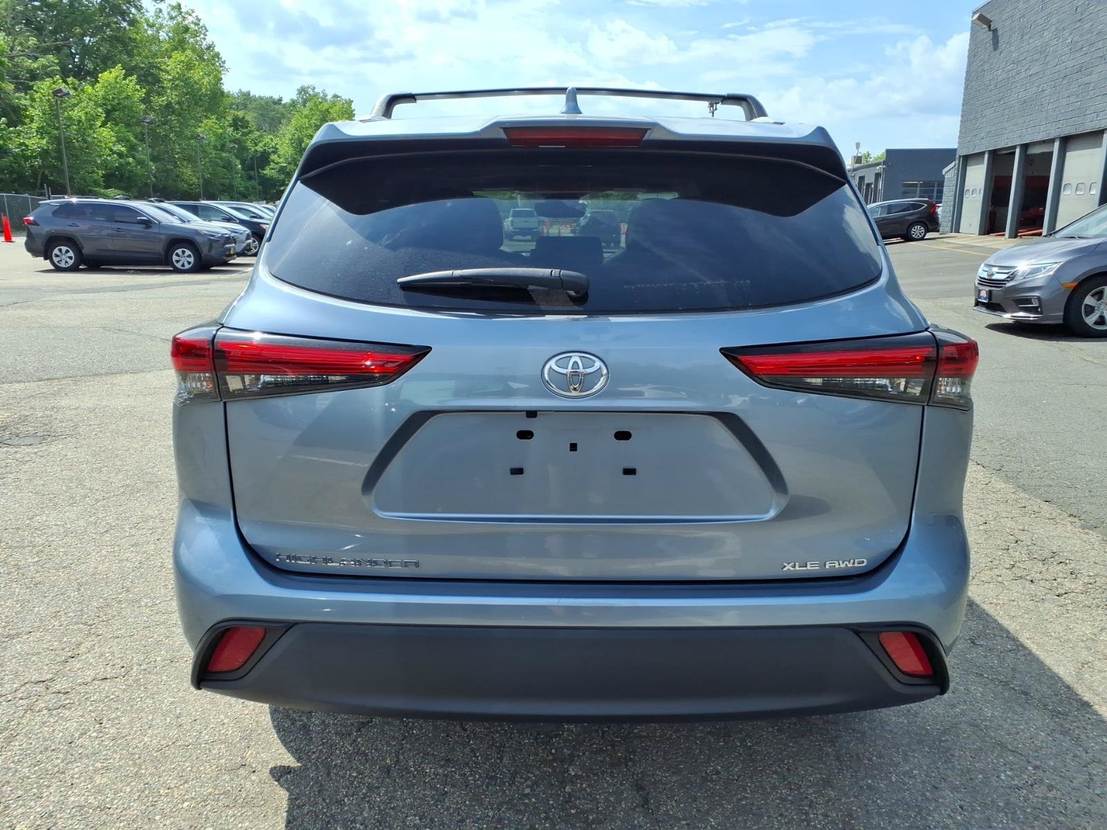 Used 2023 Toyota Highlander XLE AWD/4WD image 5