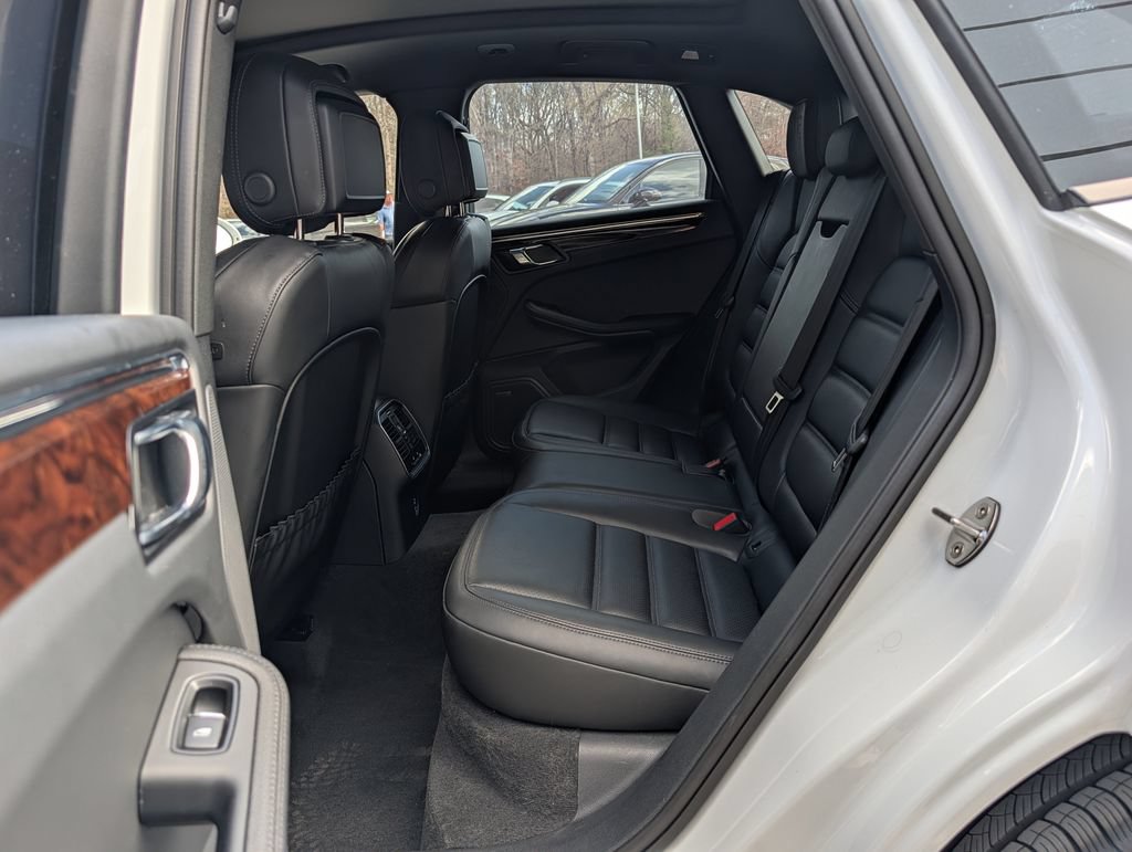 Certified 2025 Porsche Macan AWD/4WD image 31