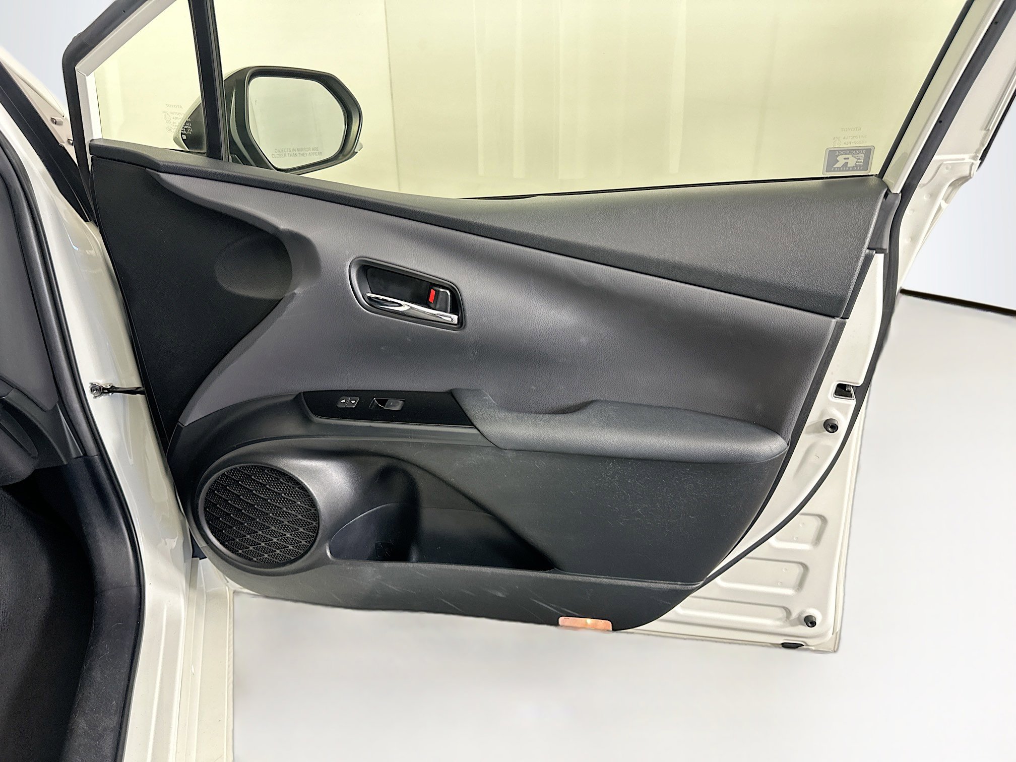 Used 2019 Toyota Prius L Eco w/ Carpet Mat Package FWD image 29