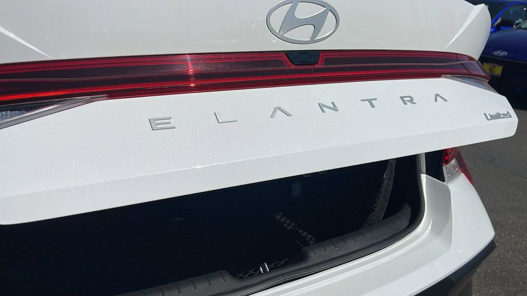 New 2025 Hyundai Elantra Limited image 29