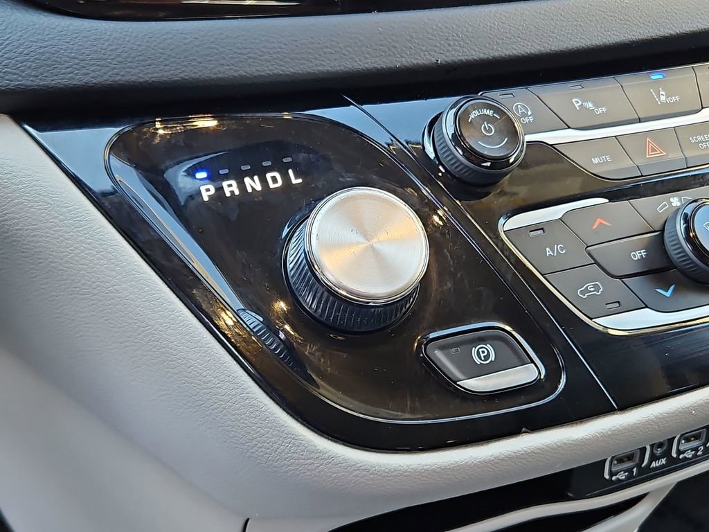 Used 2023 Chrysler Pacifica Touring-L image 18