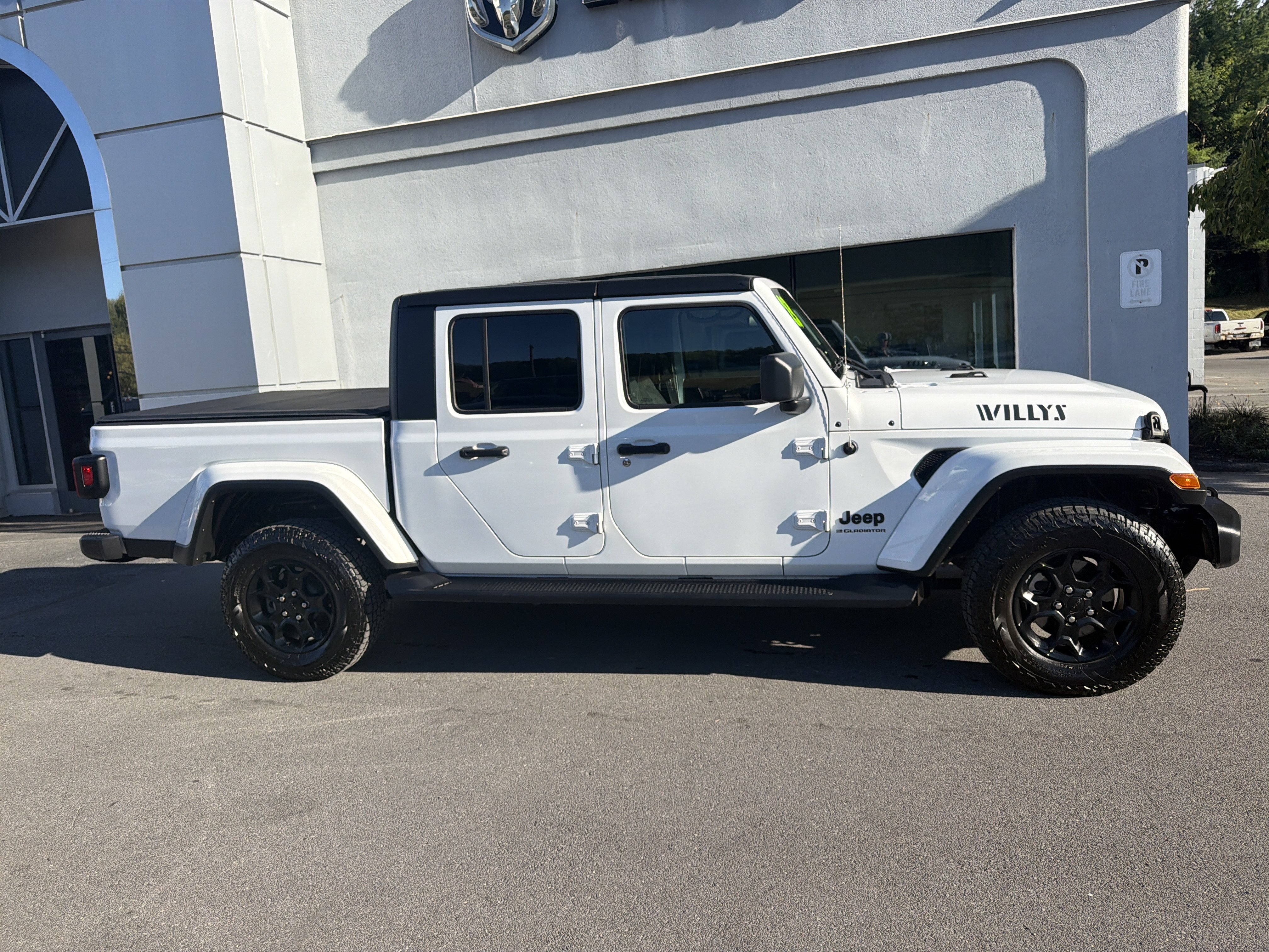 Used 2023 Jeep Gladiator Sport AWD/4WD image 2