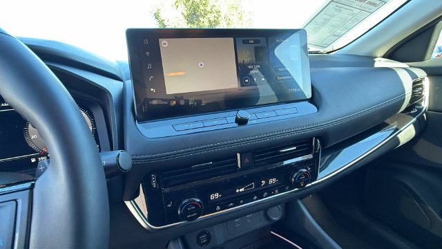 Used 2025 Nissan Rogue SL FWD image 25