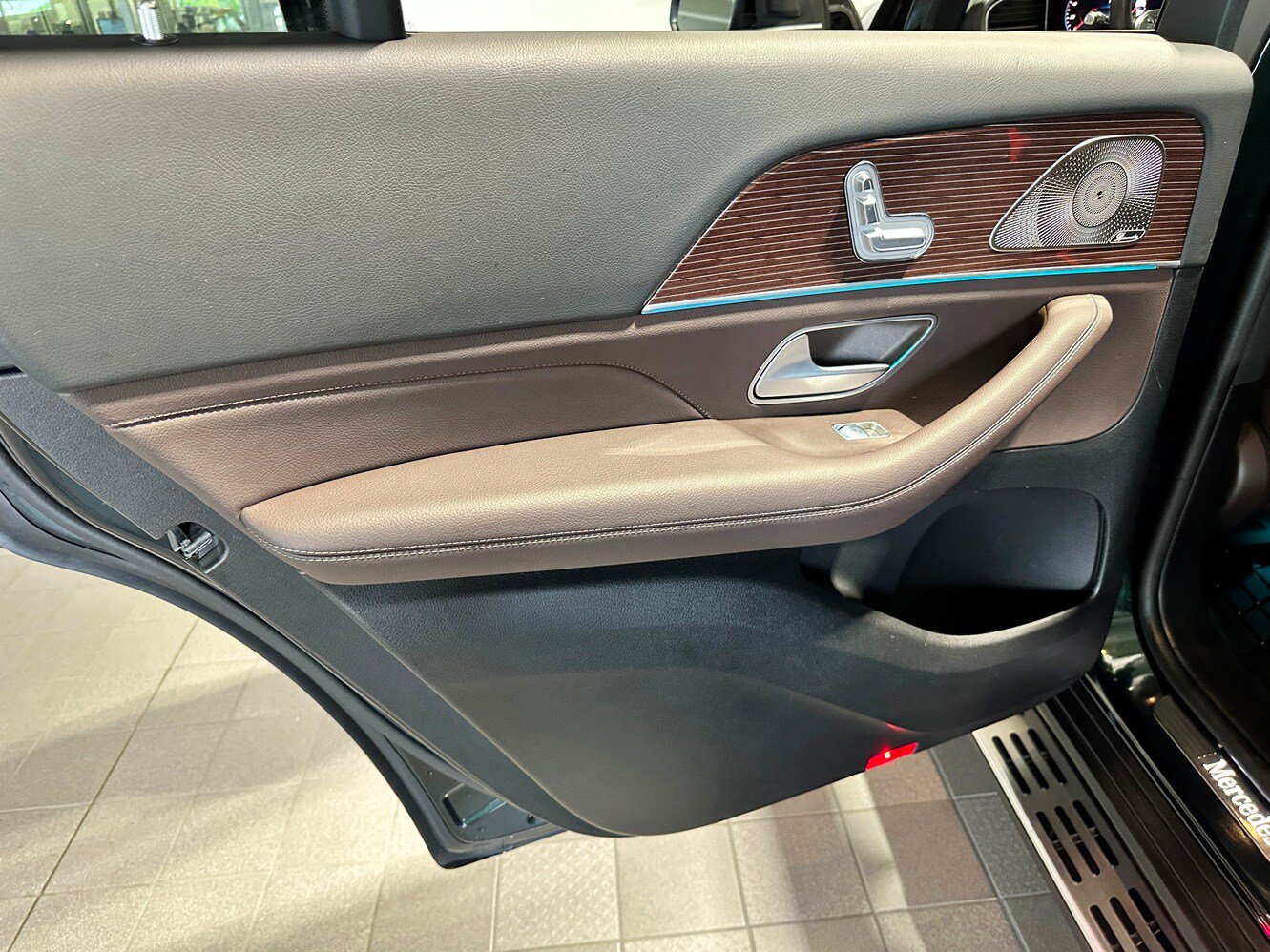 Used 2023 Mercedes-Benz GLS 450 4MATIC image 32
