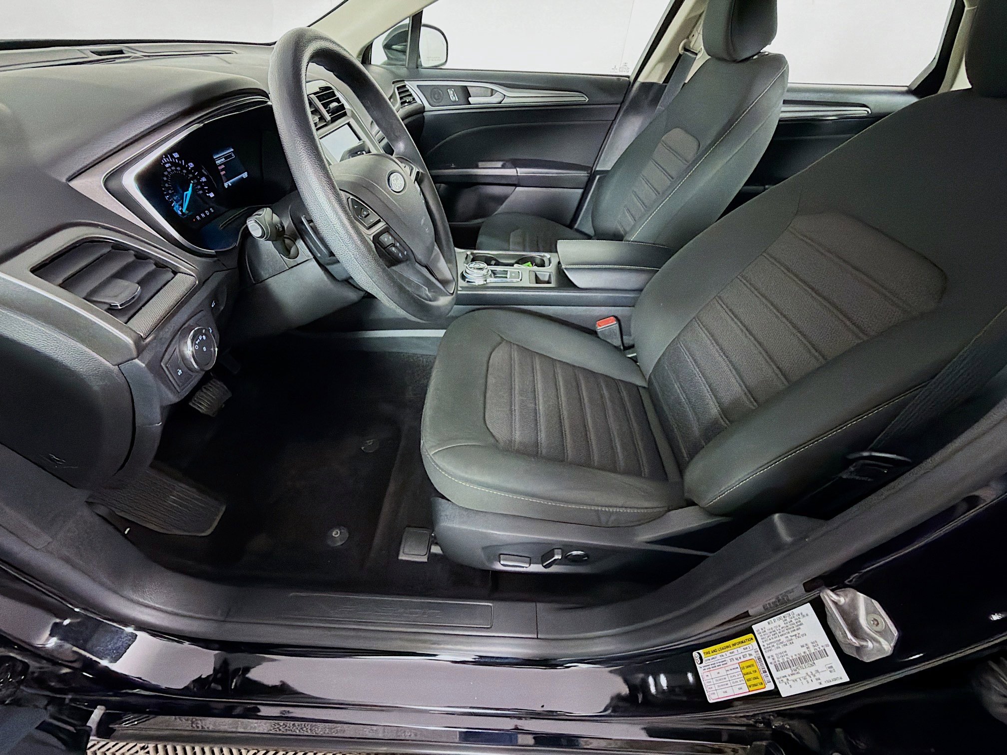 Used 2020 Ford Fusion SE image 12