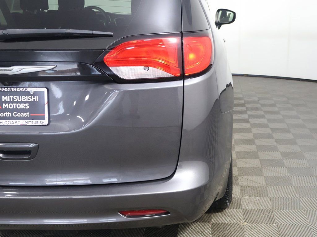 Used 2023 Chrysler Voyager LX image 13