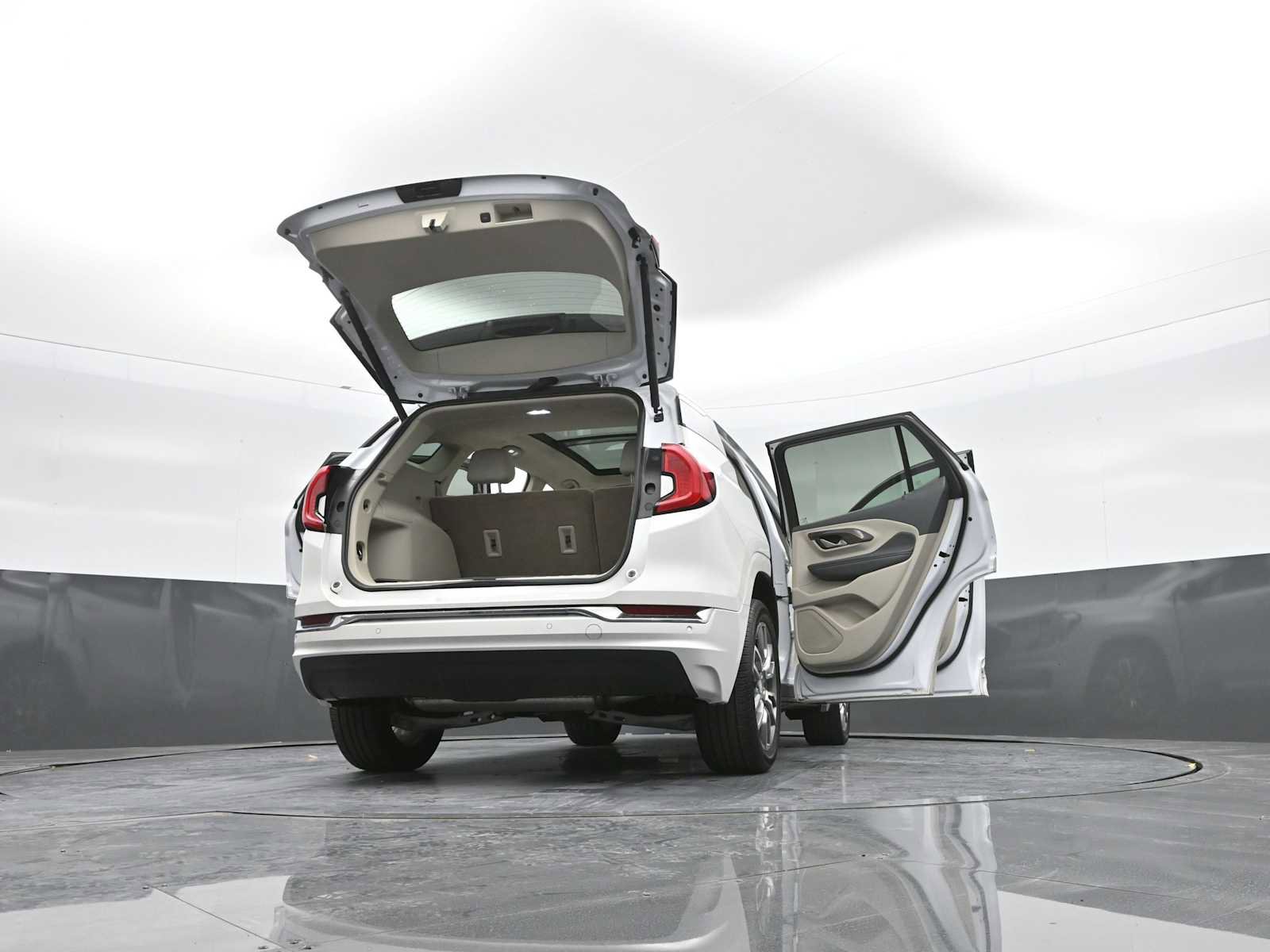 Used 2024 GMC Terrain Denali w/ Denali Premium Package image 51