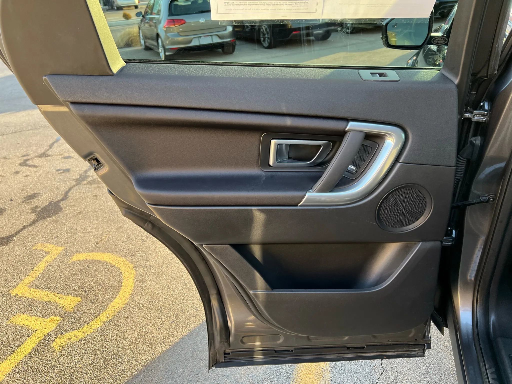 Used 2019 Land Rover Discovery Sport SE image 27