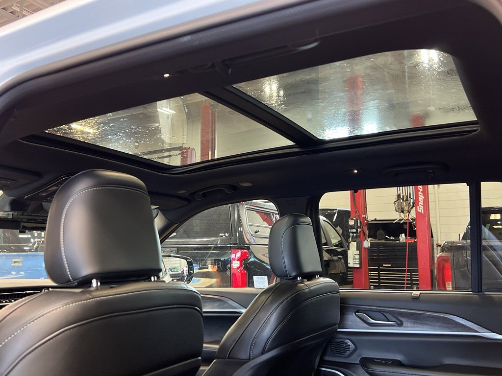 Used 2025 Jeep Grand Cherokee Limited w/ Luxury Tech Group II image 39