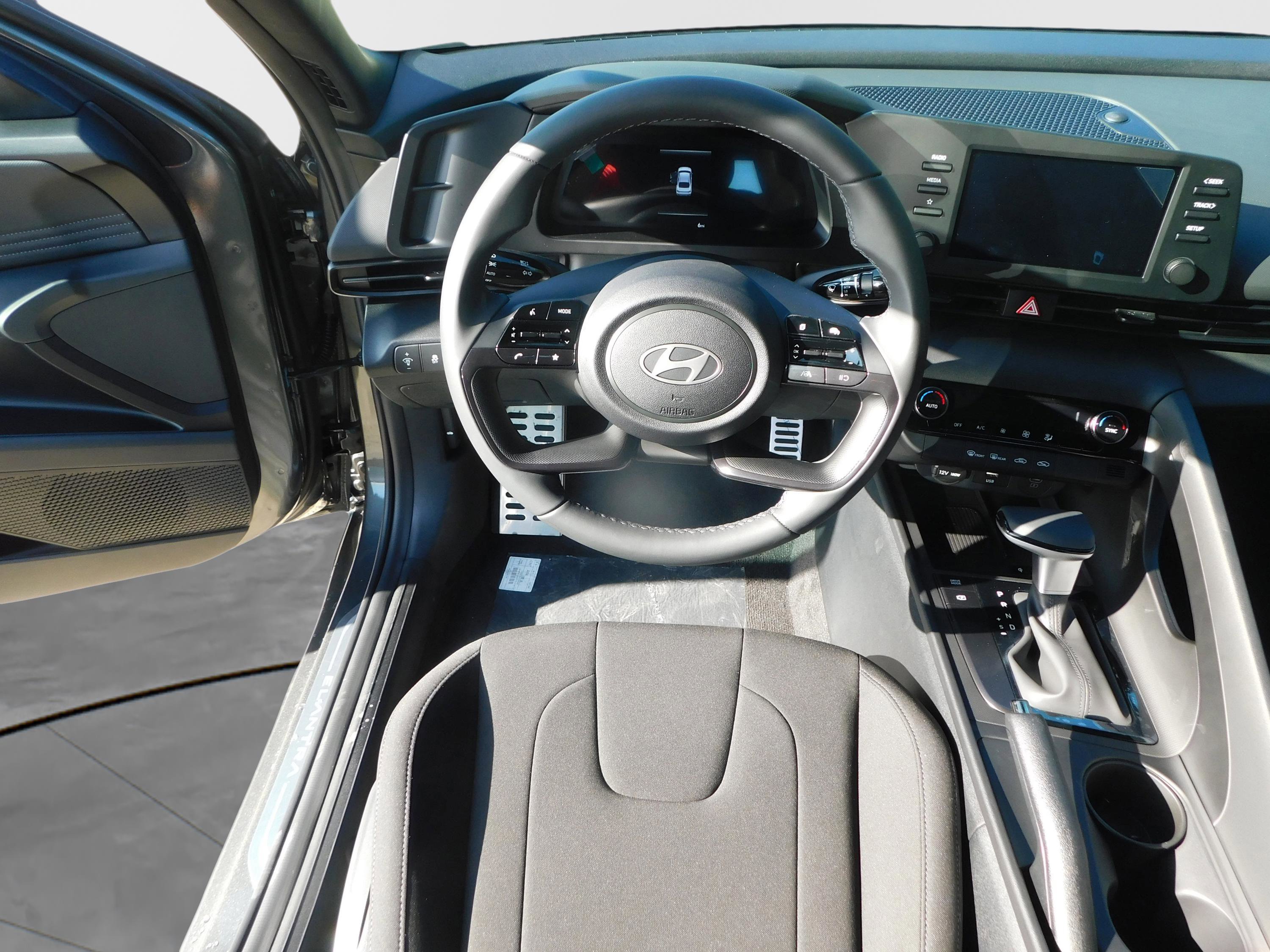 Certified 2025 Hyundai Elantra Sport FWD image 12