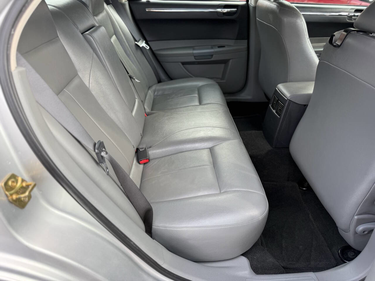 Used 2005 Chrysler 300 Touring RWD image 21