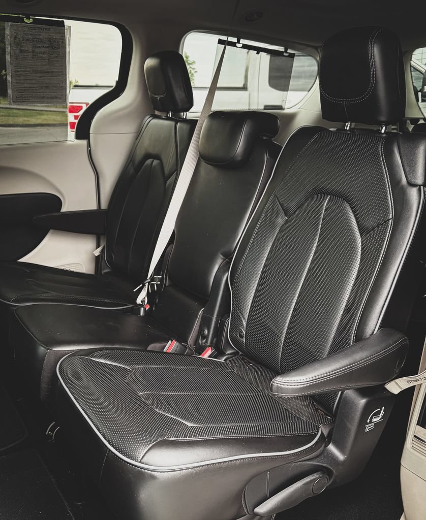 Used 2019 Chrysler Pacifica Limited w/ Advanced Safetytec Group FWD image 18