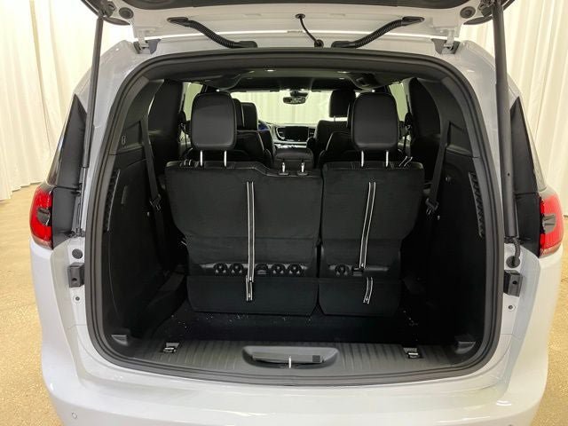 New 2026 Chrysler Pacifica Select FWD image 12