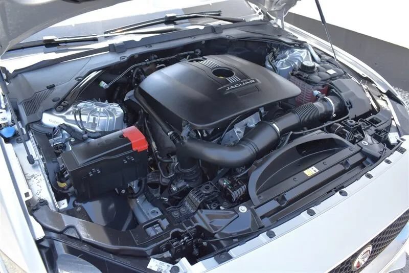 Used 2017 Jaguar XE Premium RWD image 32