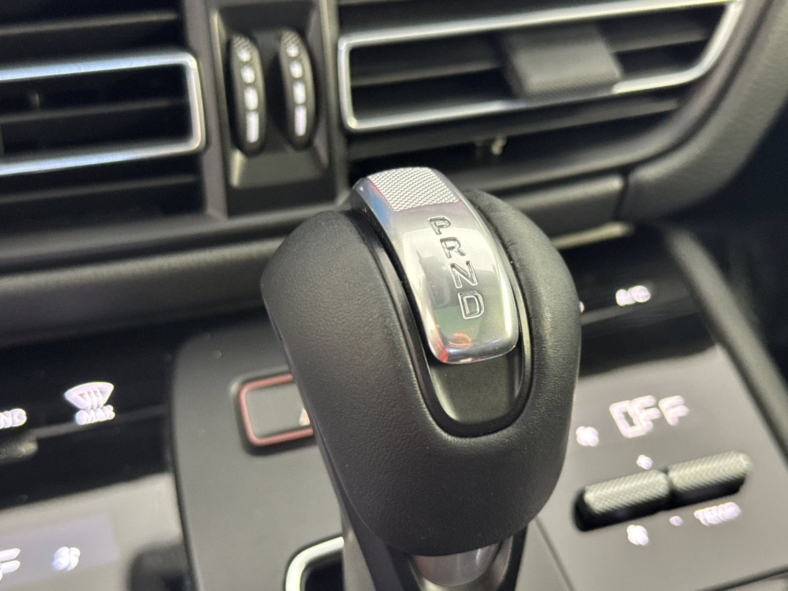 Certified 2022 Porsche Macan AWD/4WD image 26