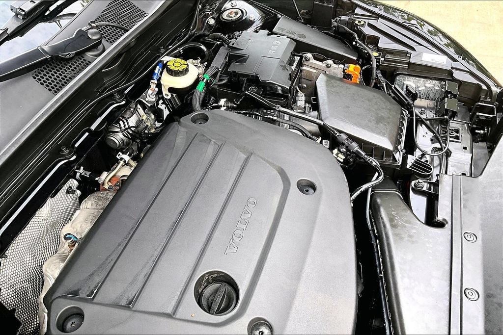 Certified 2023 Volvo XC40 B5 Plus w/ Driver Assist Package AWD/4WD image 44