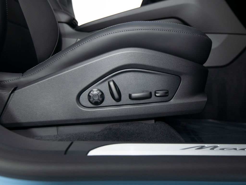 New 2026 Porsche Macan 4 Electric image 36