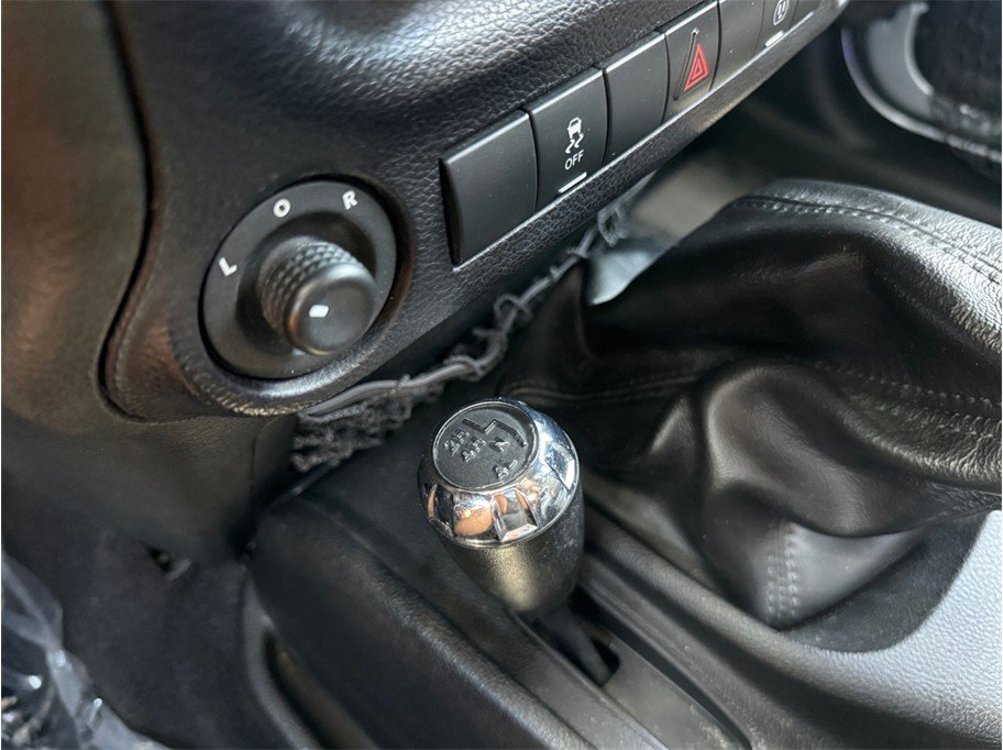 Used 2015 Jeep Wrangler Unlimited Rubicon w/ Connectivity Group AWD/4WD image 31
