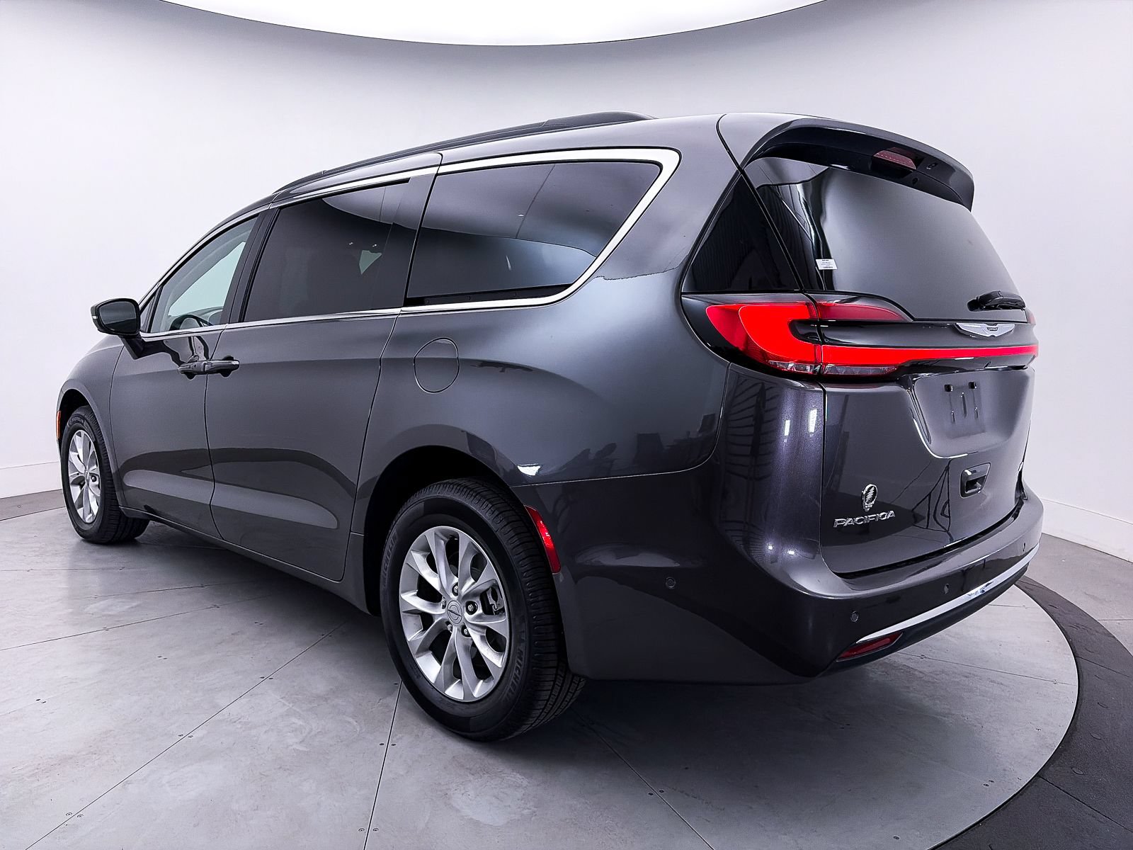 Used 2023 Chrysler Pacifica Touring-L AWD/4WD image 11