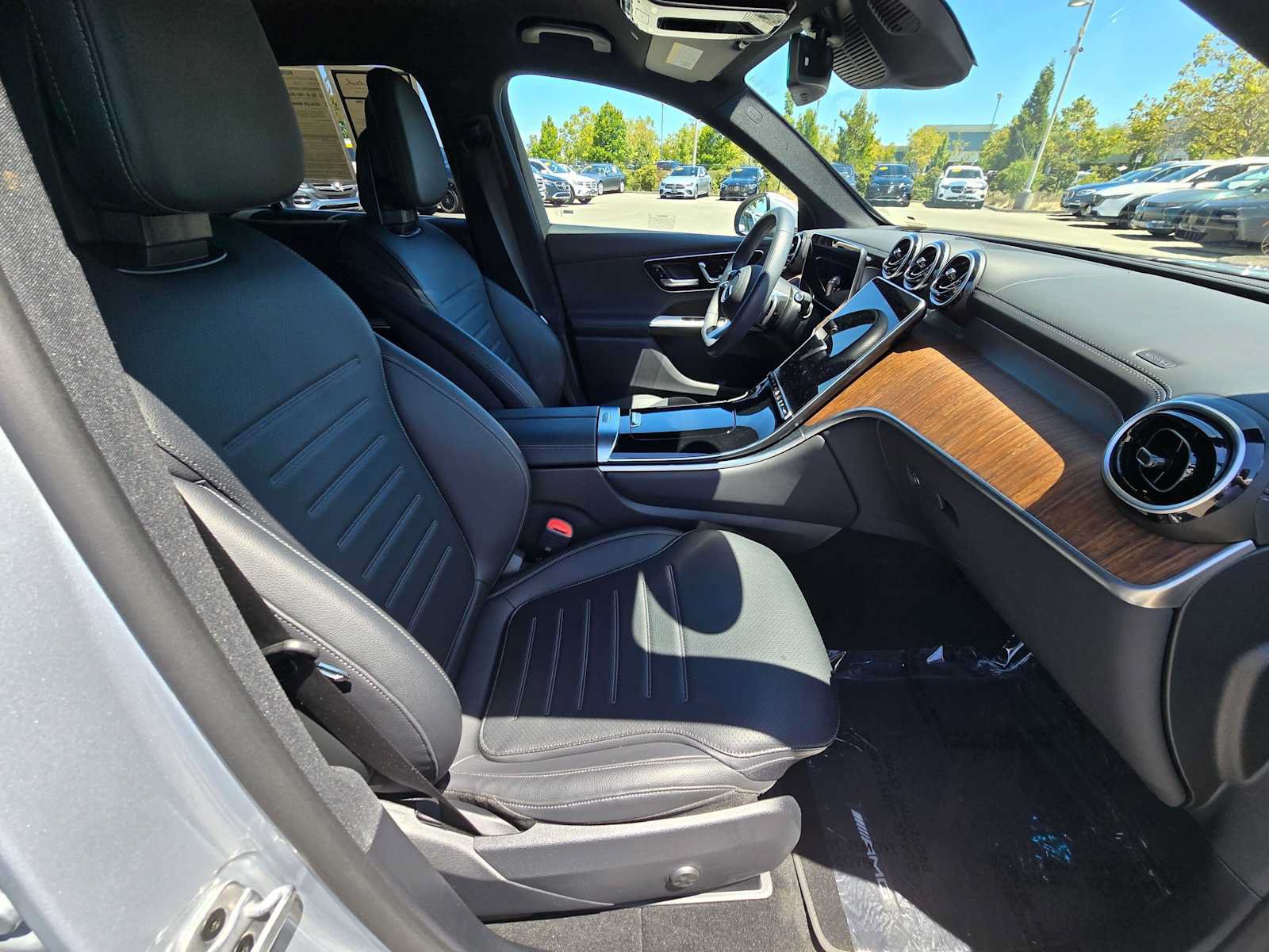 Used 2025 Mercedes-Benz GLC 350e 4MATIC image 11