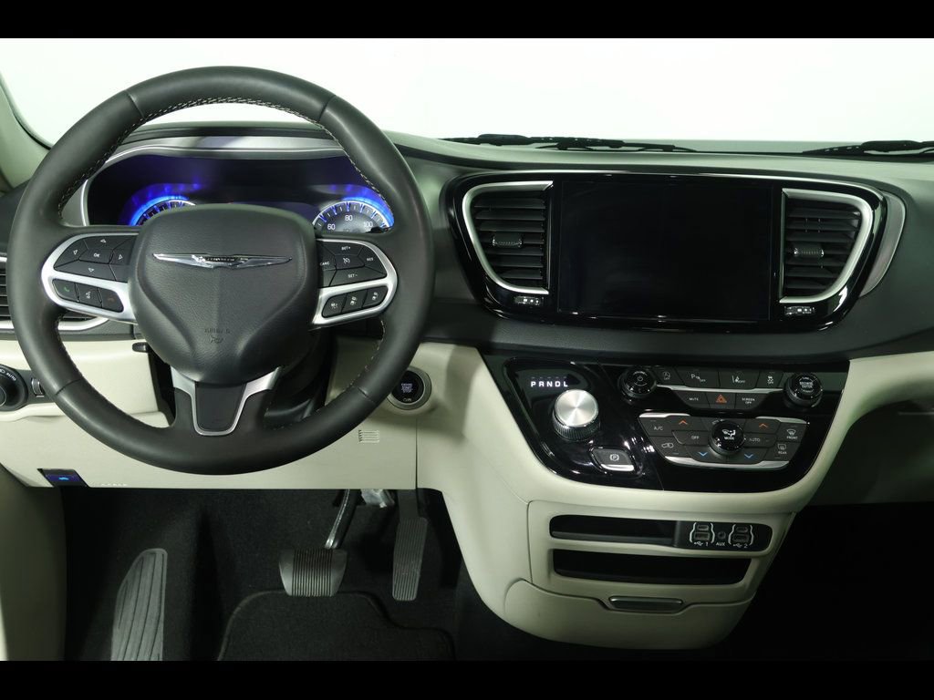 Used 2023 Chrysler Pacifica Touring-L FWD image 3