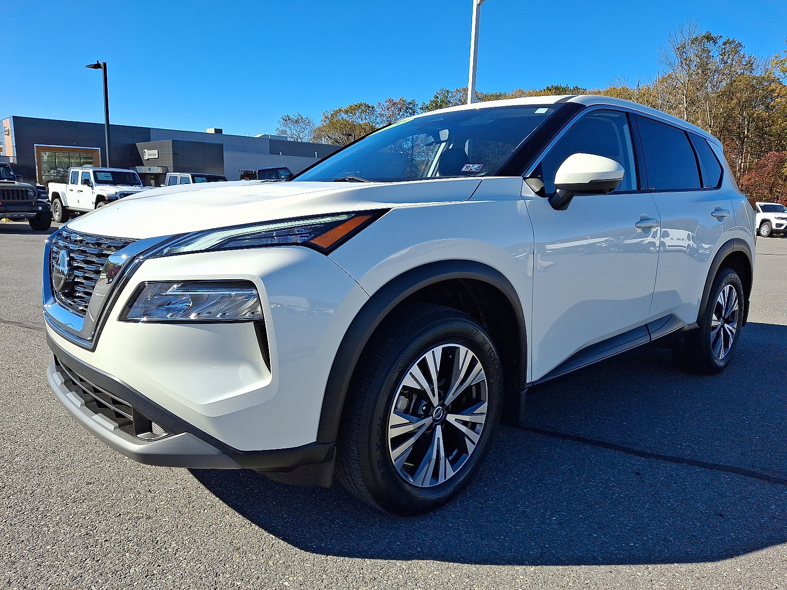 Used 2021 Nissan Rogue SV image 3