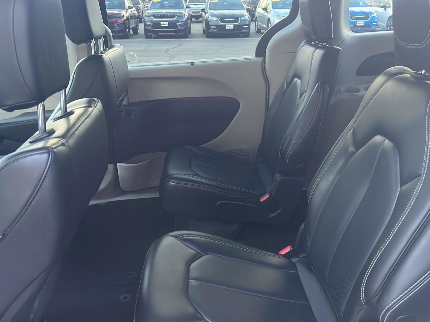 Used 2023 Chrysler Pacifica Touring-L image 13