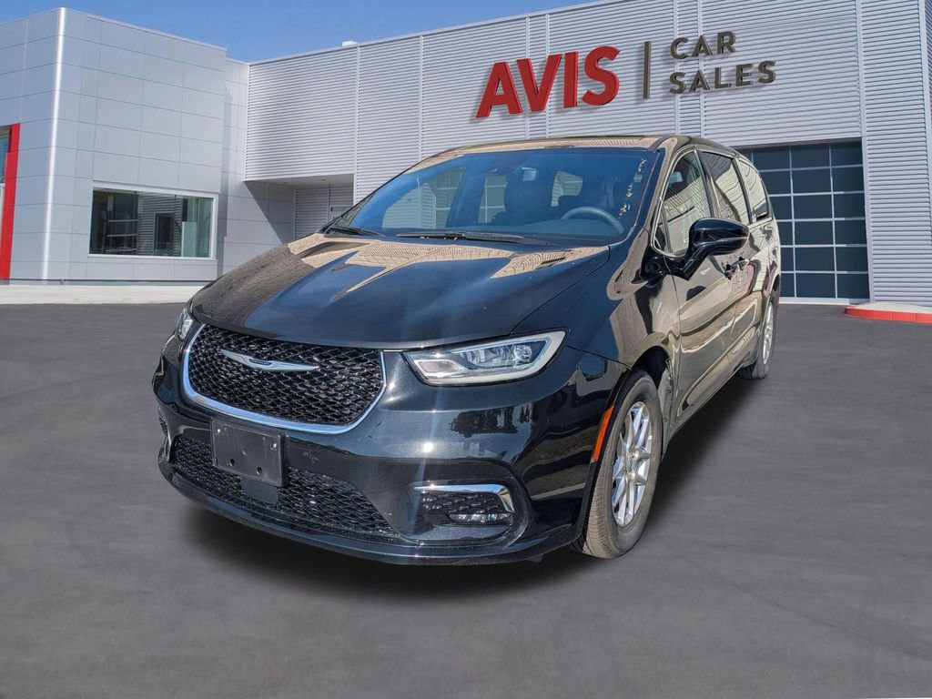 Used 2025 Chrysler Pacifica Select