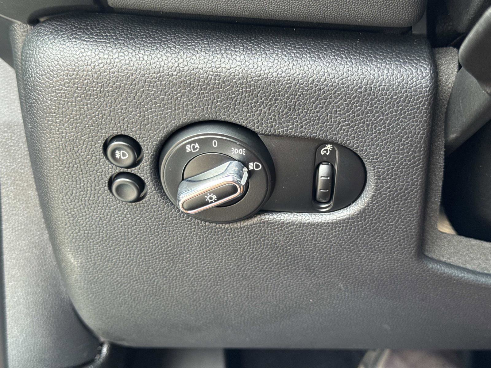 Used 2021 MINI Cooper 2-Door Hardtop FWD image 27