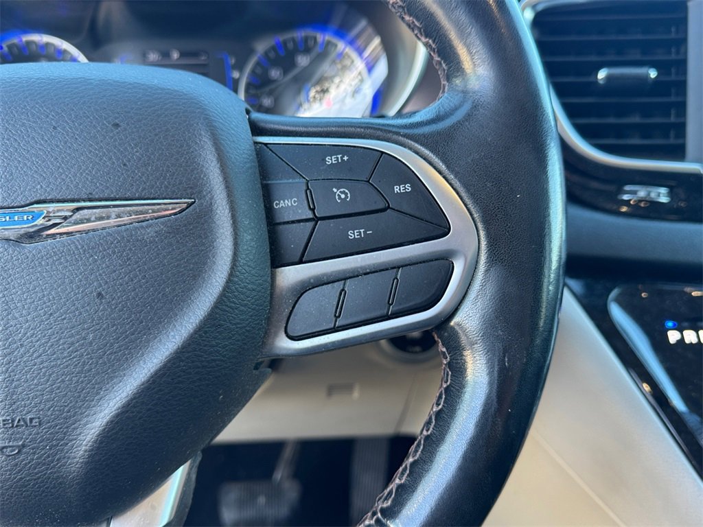 Certified 2019 Chrysler Pacifica Touring-L image 16