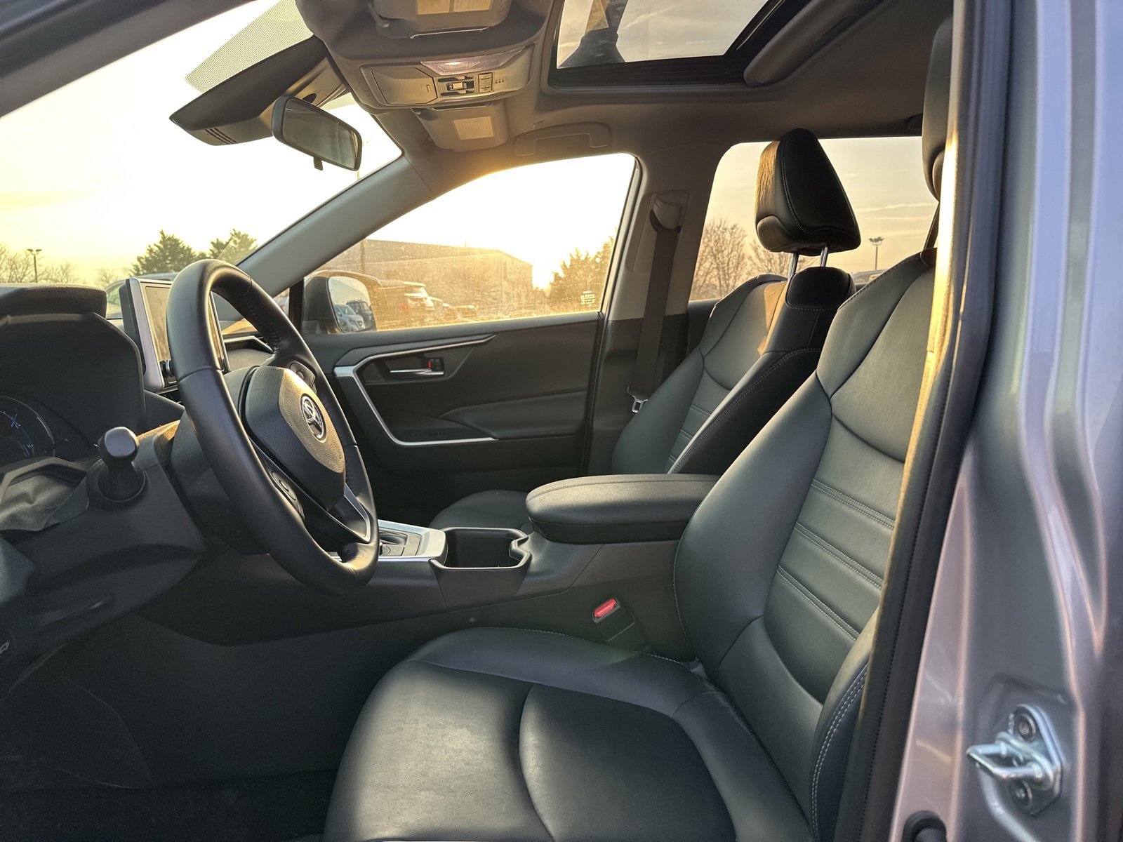 Used 2023 Toyota RAV4 XLE Premium image 6