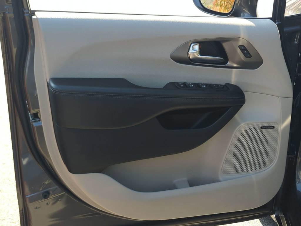 Certified 2019 Chrysler Pacifica Limited w/ Tire & Wheel Group image 12