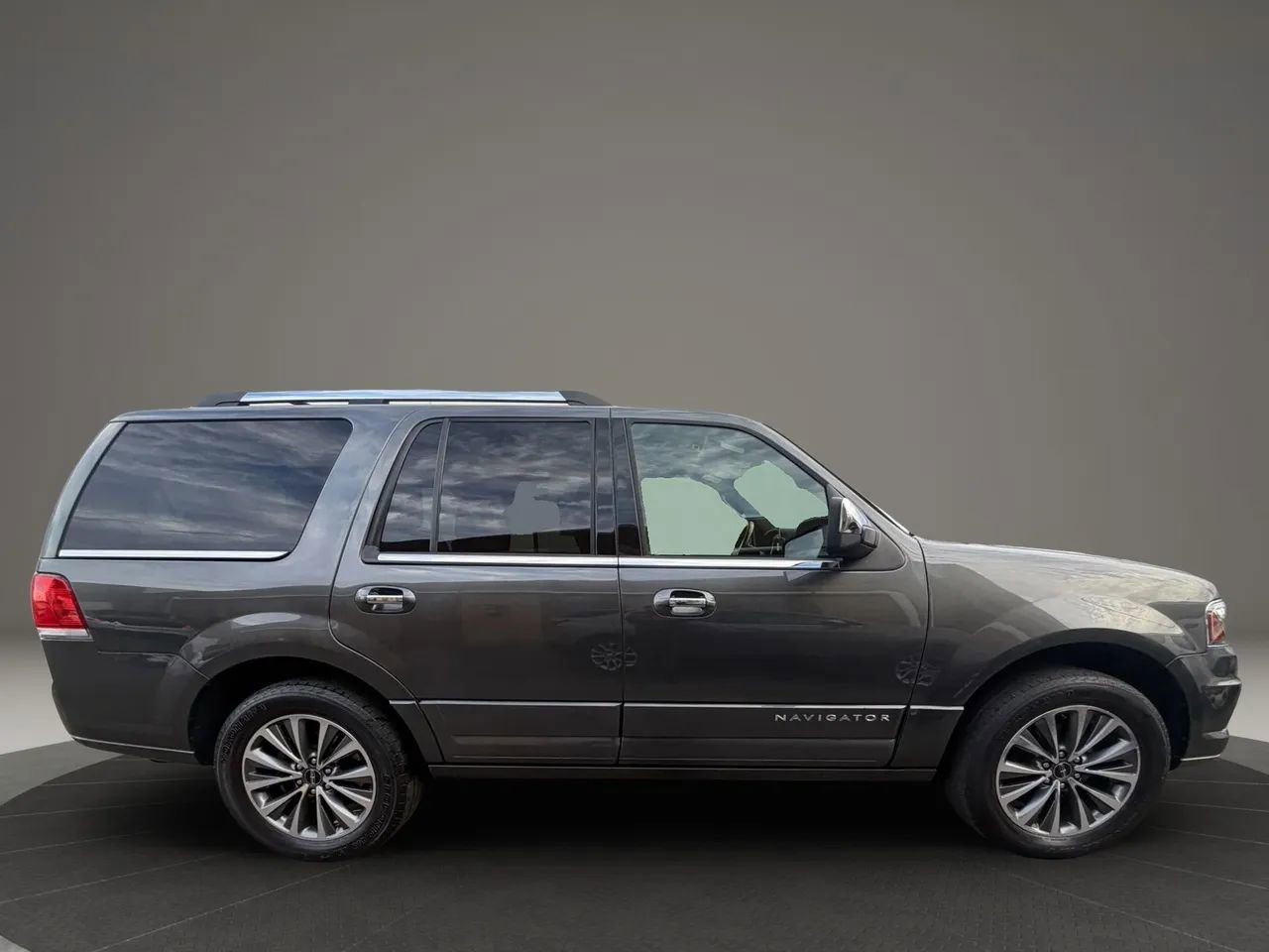 Used 2016 Lincoln Navigator Select image 4