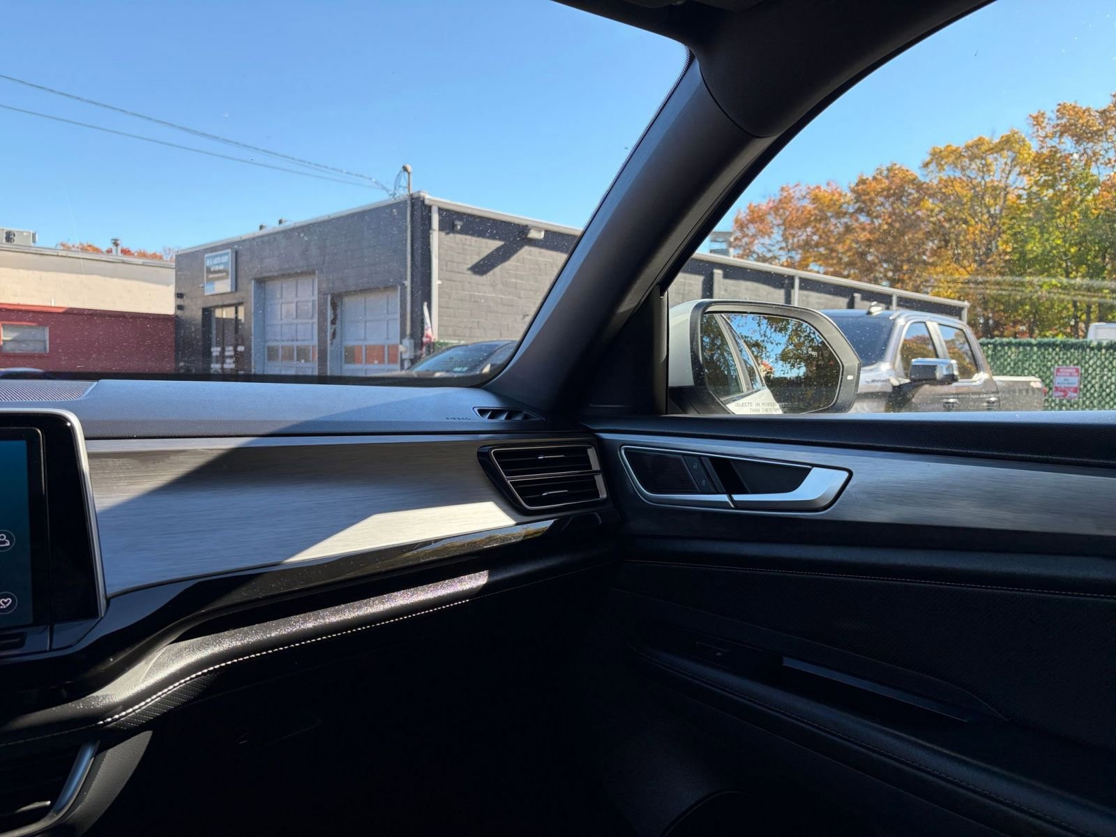 Used 2025 Volkswagen Atlas Cross Sport SE image 35