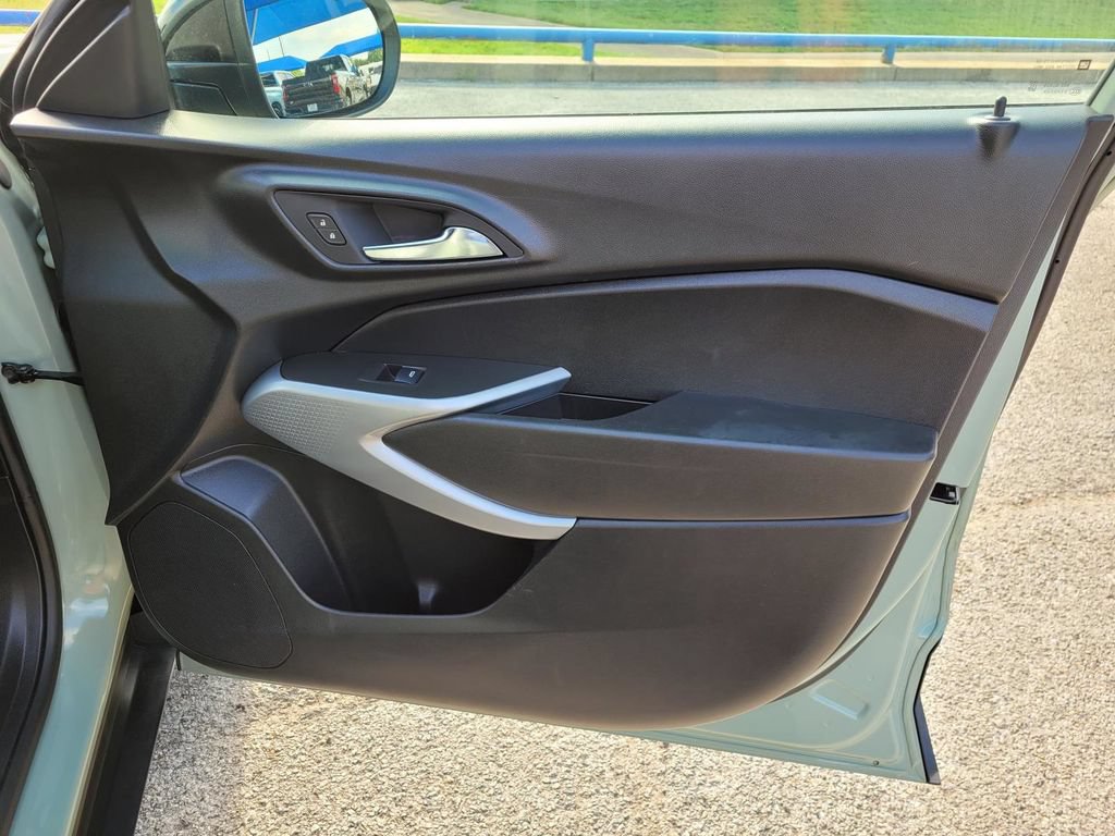 Used 2024 Chevrolet Trax RS FWD image 9
