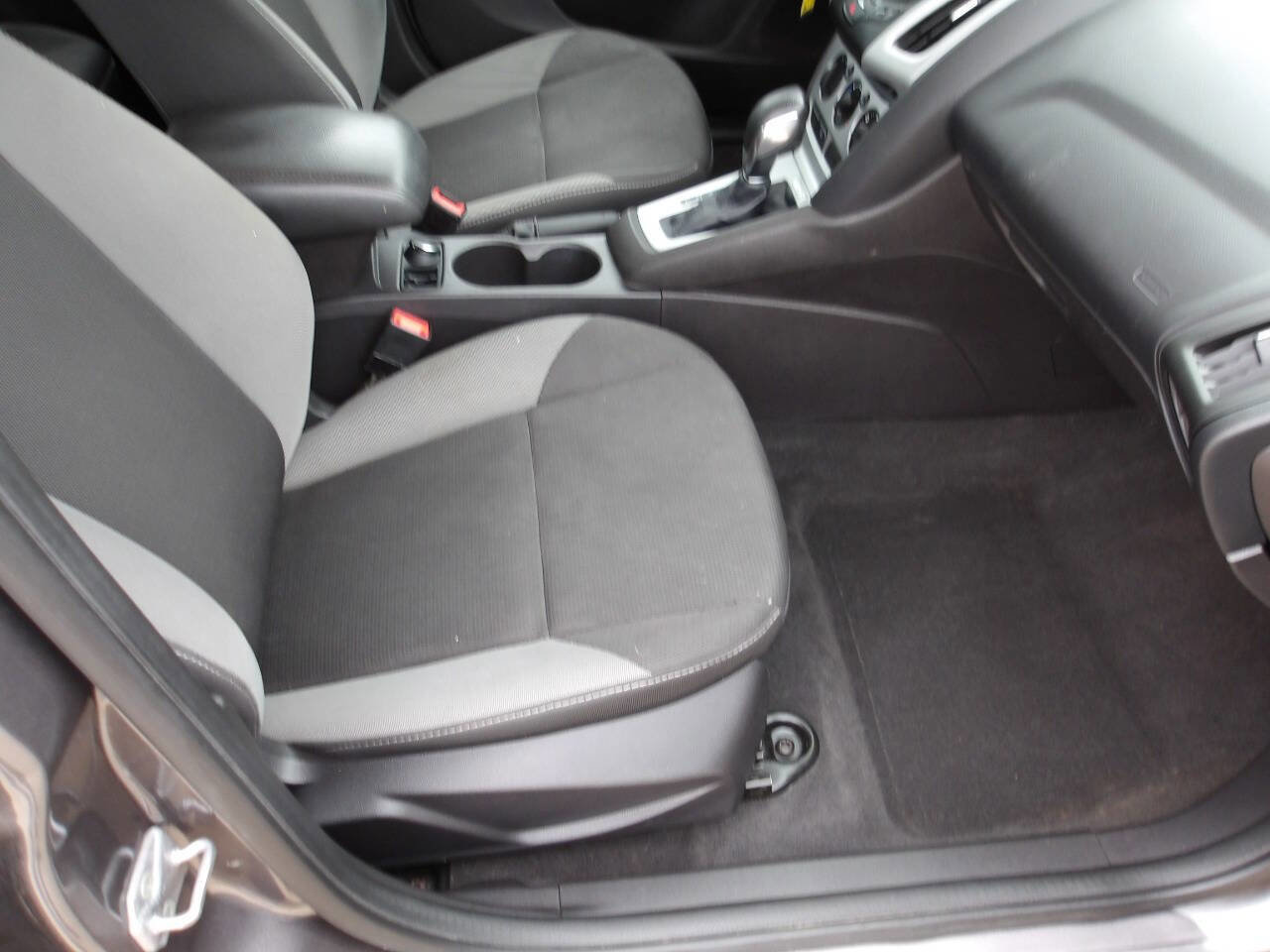 Used 2014 Ford Focus SE FWD image 6