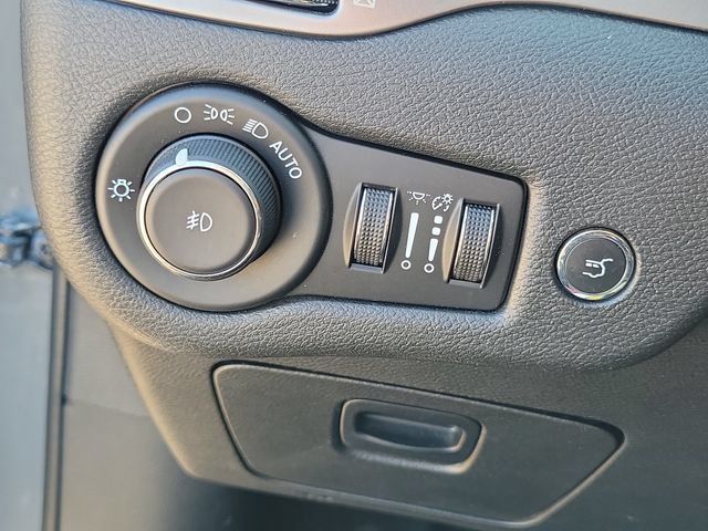 Used 2021 Jeep Cherokee Latitude Lux w/ Comfort/Convenience Group AWD/4WD image 11