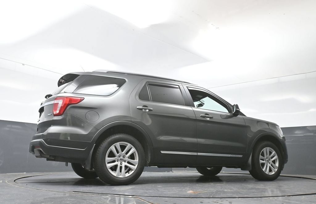 Used 2018 Ford Explorer XLT w/ Equipment Group 202A AWD/4WD image 22