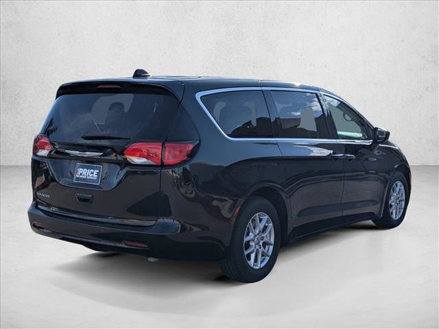 Used 2023 Chrysler Voyager LX FWD image 5