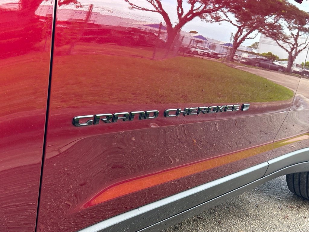 Certified 2025 Jeep Grand Cherokee Limited w/ Black Appearance Package RWD image 31