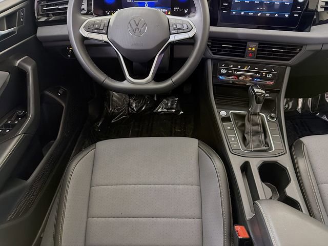 Used 2025 Volkswagen Jetta SE w/ Sunroof Package image 24