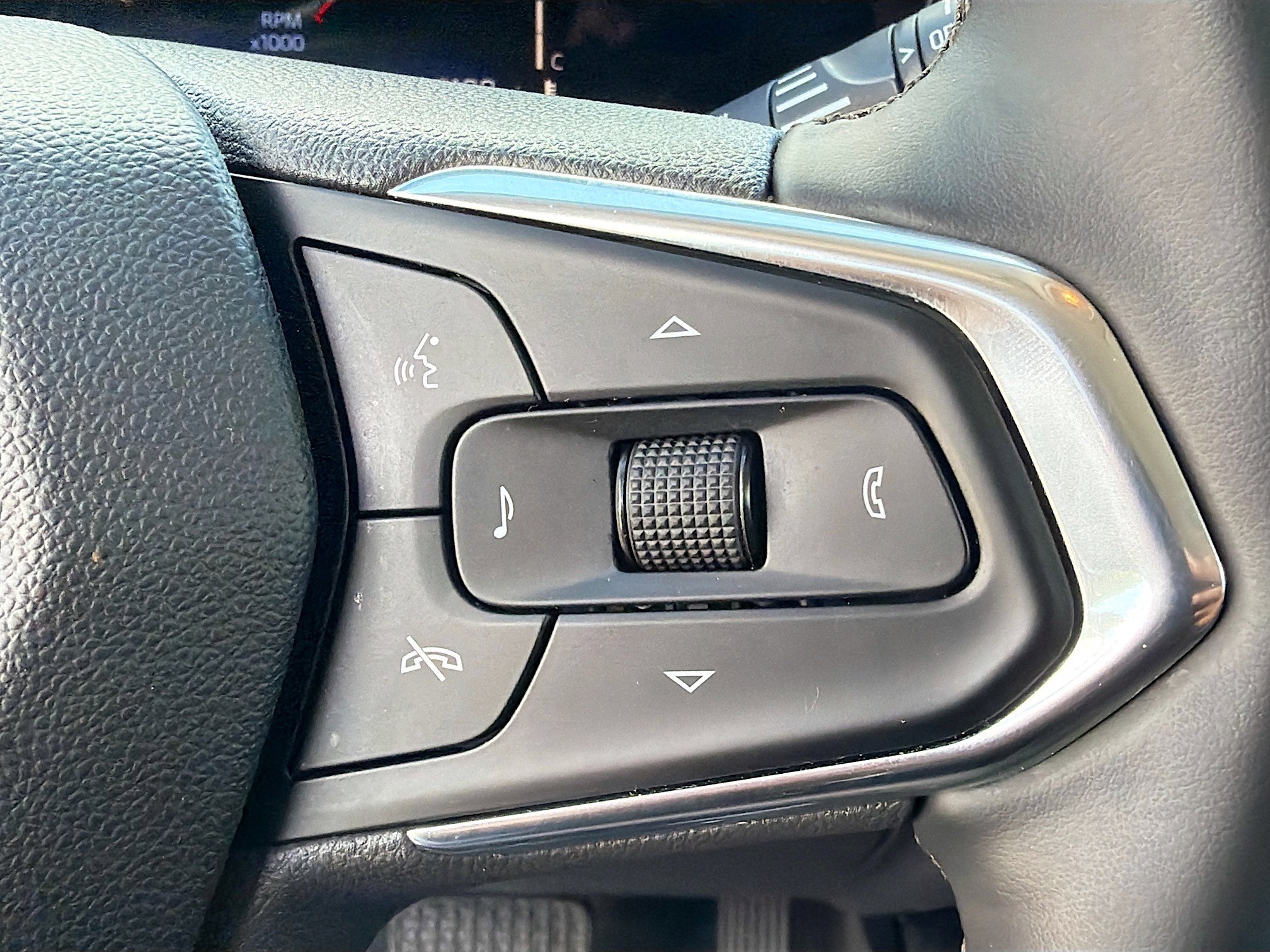 Used 2025 Chevrolet Trax LT w/ LT Convenience Package image 32