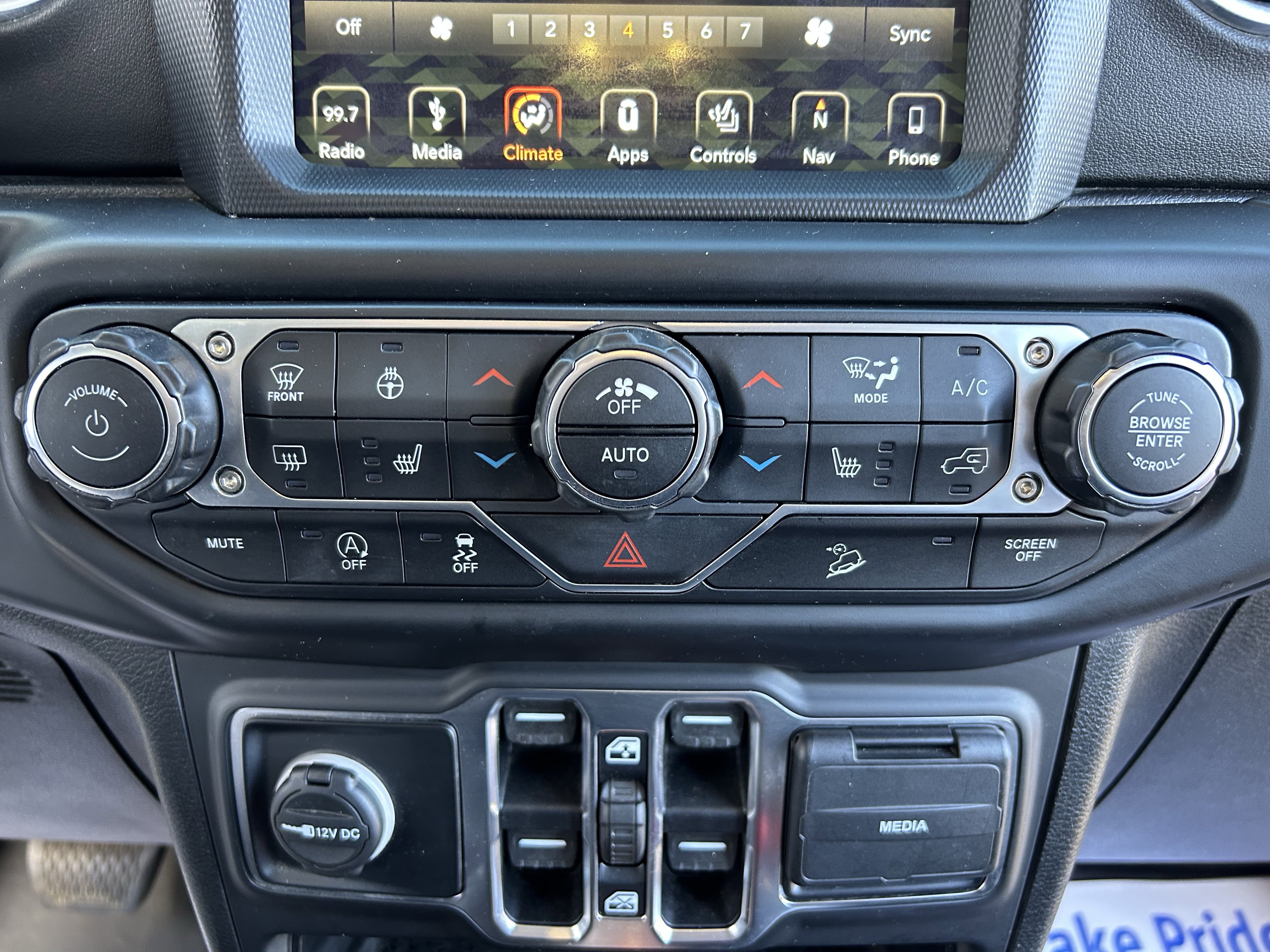 Used 2019 Jeep Wrangler Unlimited Sahara w/ Uconnect 4C Nav & Sound Group image 27