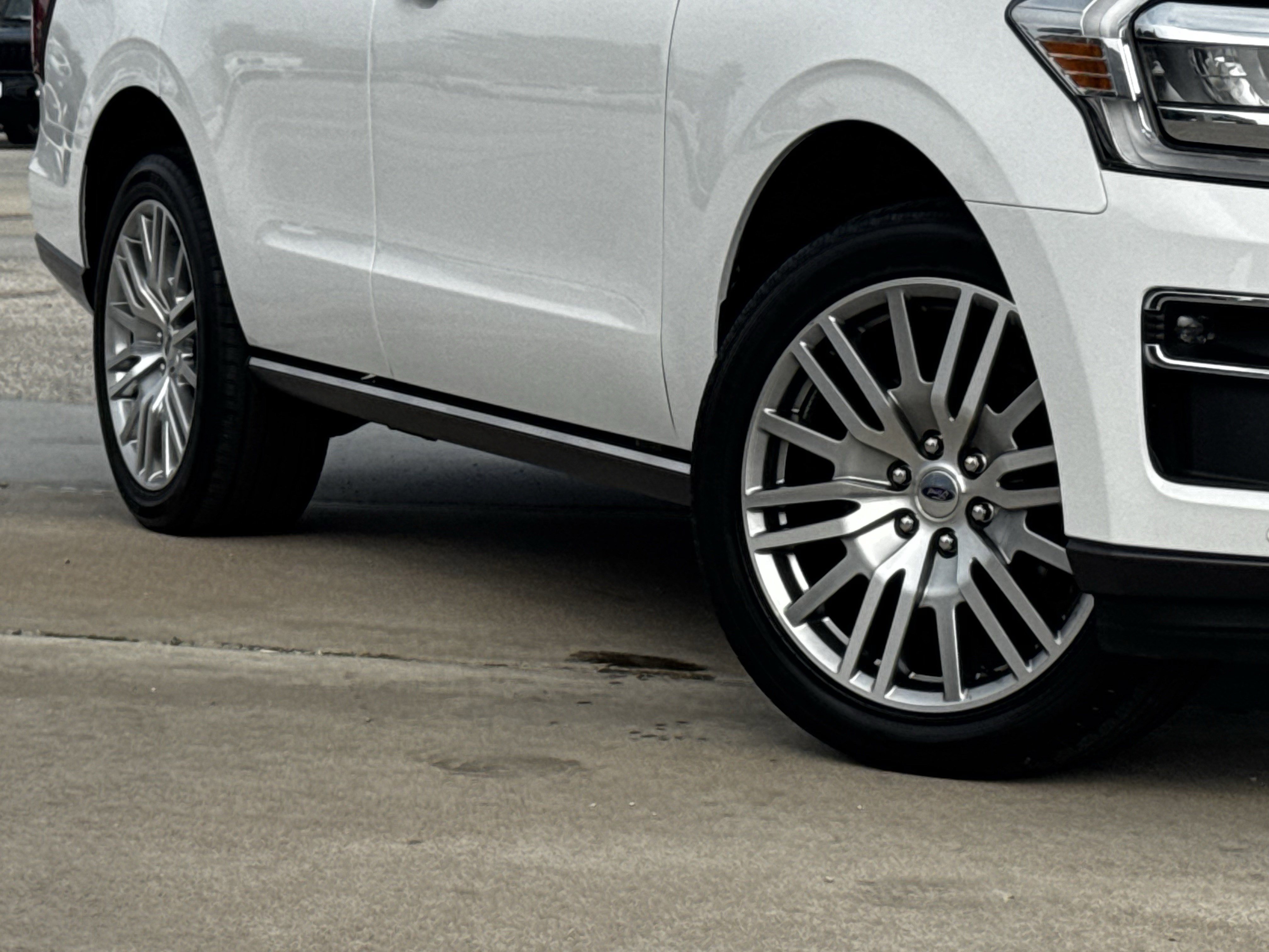 Used 2024 Ford Expedition Limited image 12